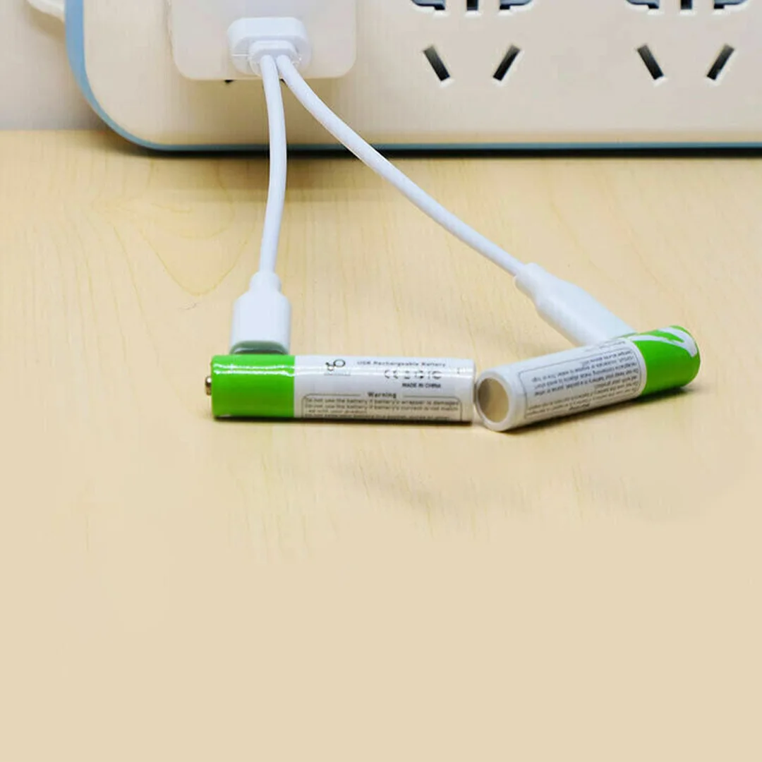 أربع بطاريات حديثة قابلة لإعادة الشحن