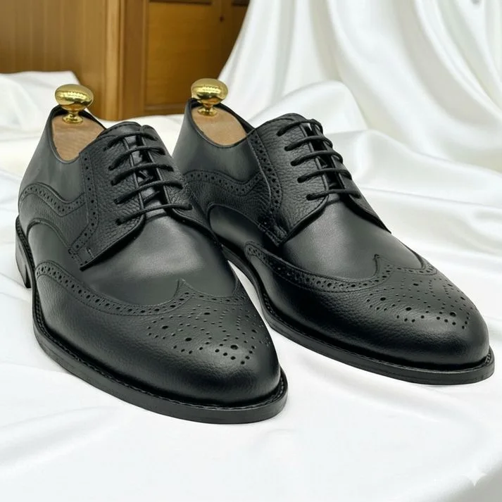 Derby de luxe façonné en cuir gravé