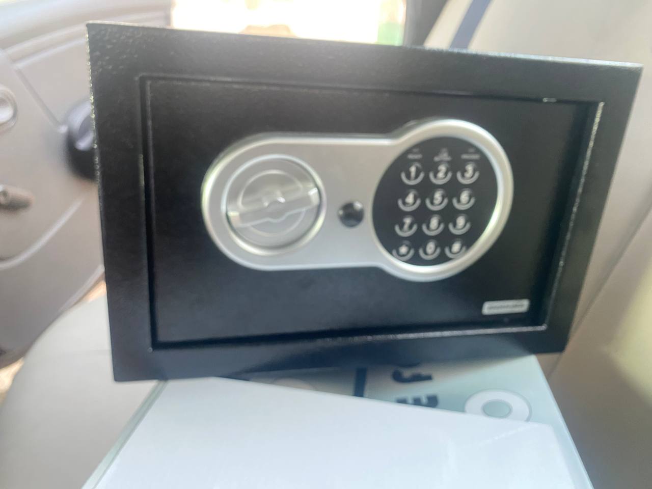 خزنة حديدية آمنة بكود ومفتاح  🔐