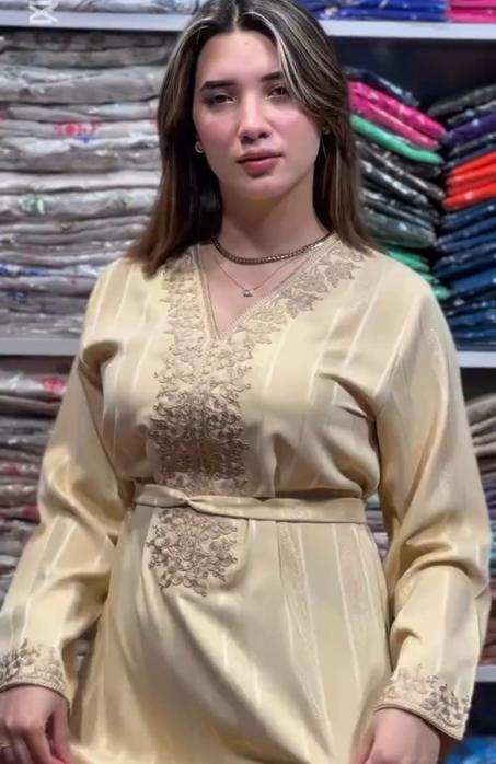 ِCaftan Avec une Touche Traditionnelle Moderne, Mettant en ٍValeur la Beauté Desired et Ajoutant une Féminité et une Elégance.
