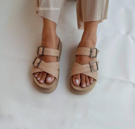 Sandalias ALAÏA – Comodidad con estilo natural