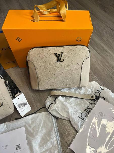 LOUIS VUITTON POCHETTE