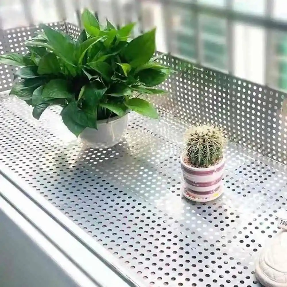 صفائح معدنية مثقبة لتغطية البلكونة أو النافذة – مقاومة للصدأ ومثالية للنباتات والديكور