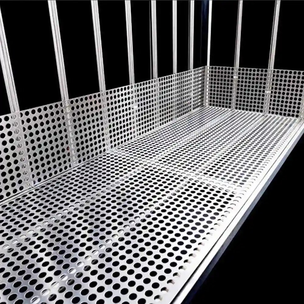 صفائح معدنية مثقبة لتغطية البلكونة أو النافذة – مقاومة للصدأ ومثالية للنباتات والديكور