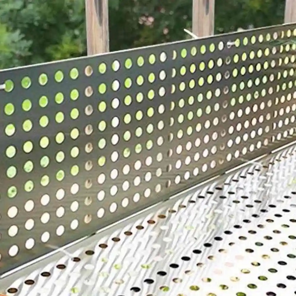 صفائح معدنية مثقبة لتغطية البلكونة أو النافذة – مقاومة للصدأ ومثالية للنباتات والديكور