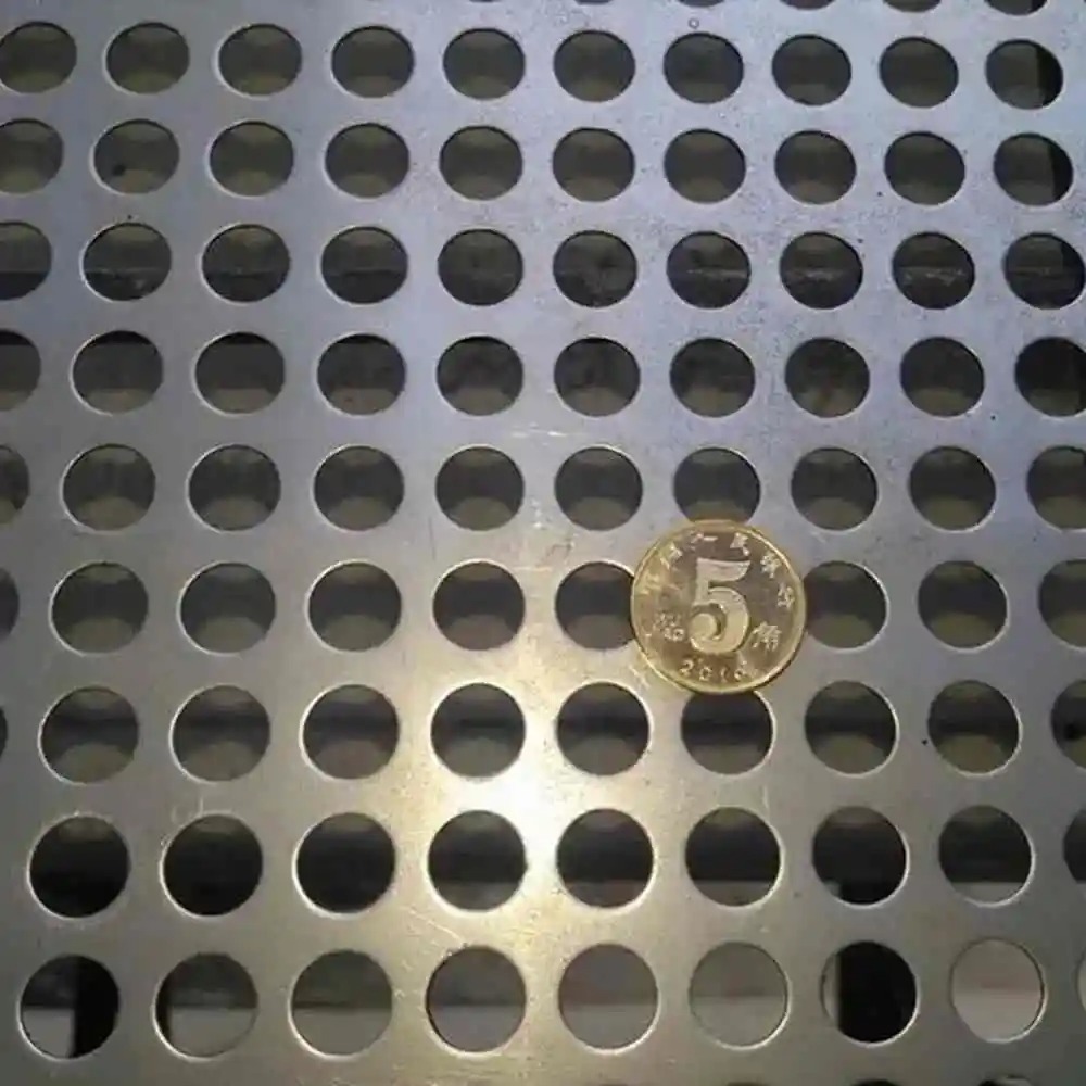 صفائح معدنية مثقبة لتغطية البلكونة أو النافذة – مقاومة للصدأ ومثالية للنباتات والديكور