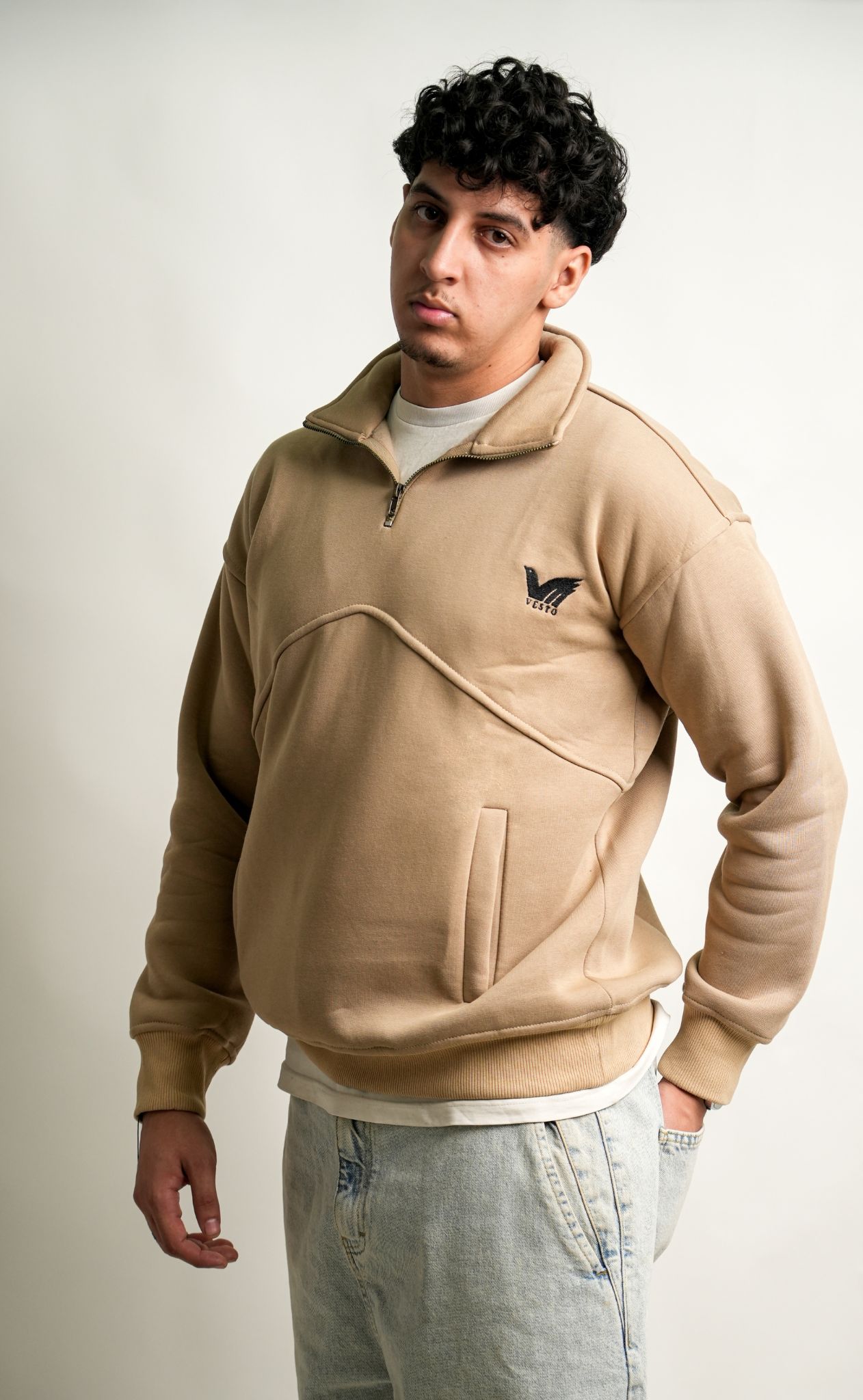 VESTO جابت ليك سويتر مريح، ستايل نظيف، وكيدوز مع أي خرجة. الجودة باينة… والبساطة هي القوة.