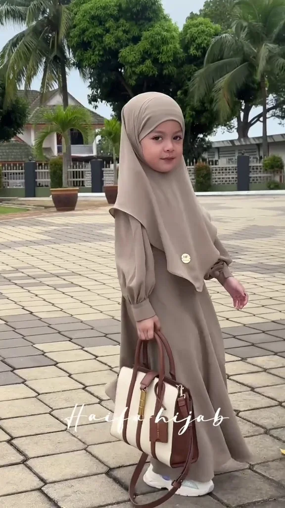 لحظة فخر لكل أم… عندما ترى ابنتها متحجبة بأناقة وحياء 🤍🌹