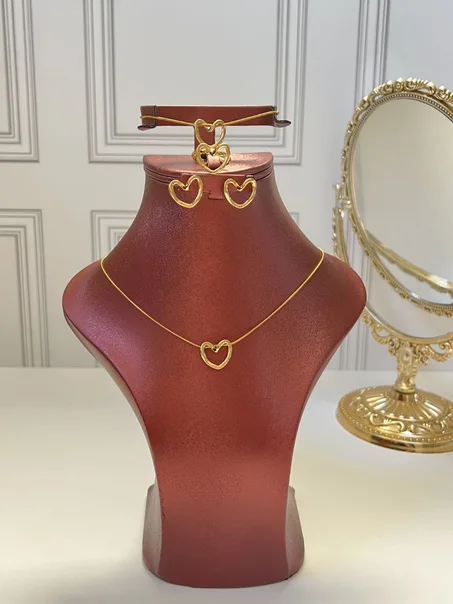 طقم إكسسوارات يشبه الذهب 🔥 عروضنا 🔥 قطعة بـ 1800 دج بدل 2200 دج زوج طقوم بـ 3000 دج بدل 3600 دج ✔️ لا يصدأ – استعمال يومي 🚚 توصيل سريع | الدفع عند الاستلام 📝 عمّر المعلومات ونأكّدولك الطلب