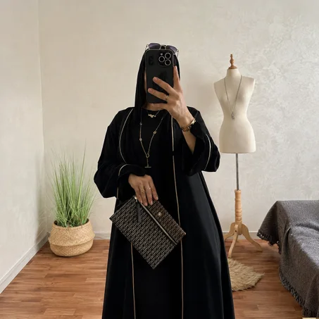 عباية سوداء بتصميم فاخر