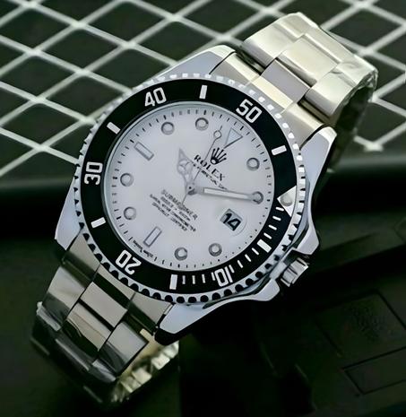 ساعة يدوية أنيقة