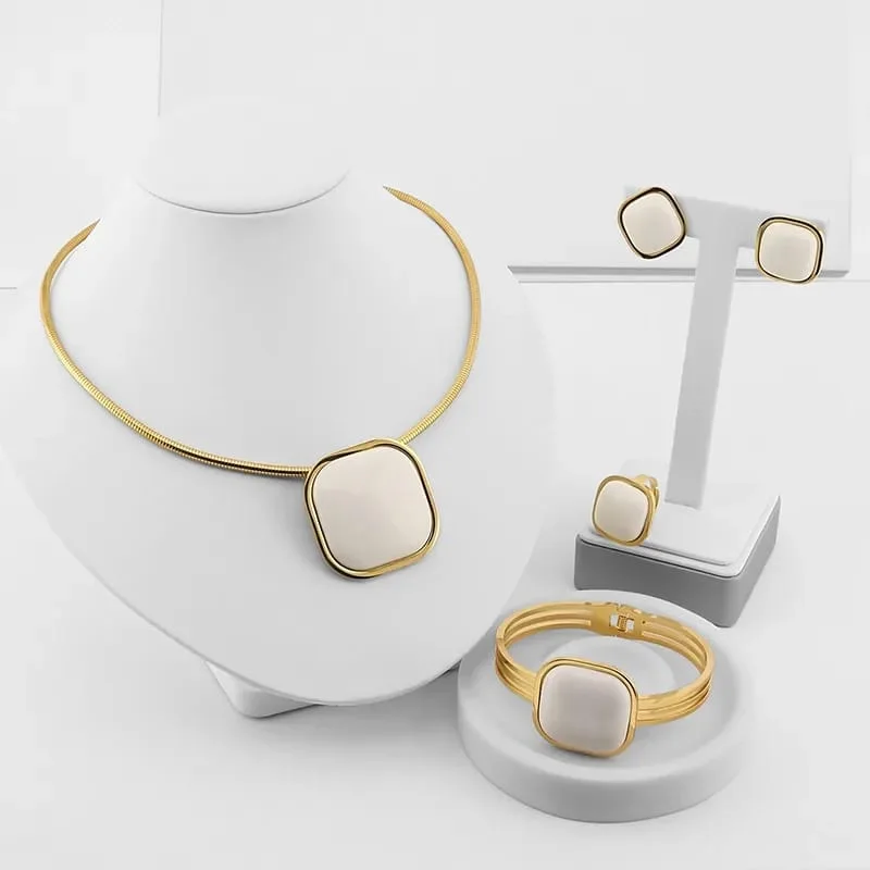Ensemble Luxe Minimaliste – Collier & Boucles d’oreilles