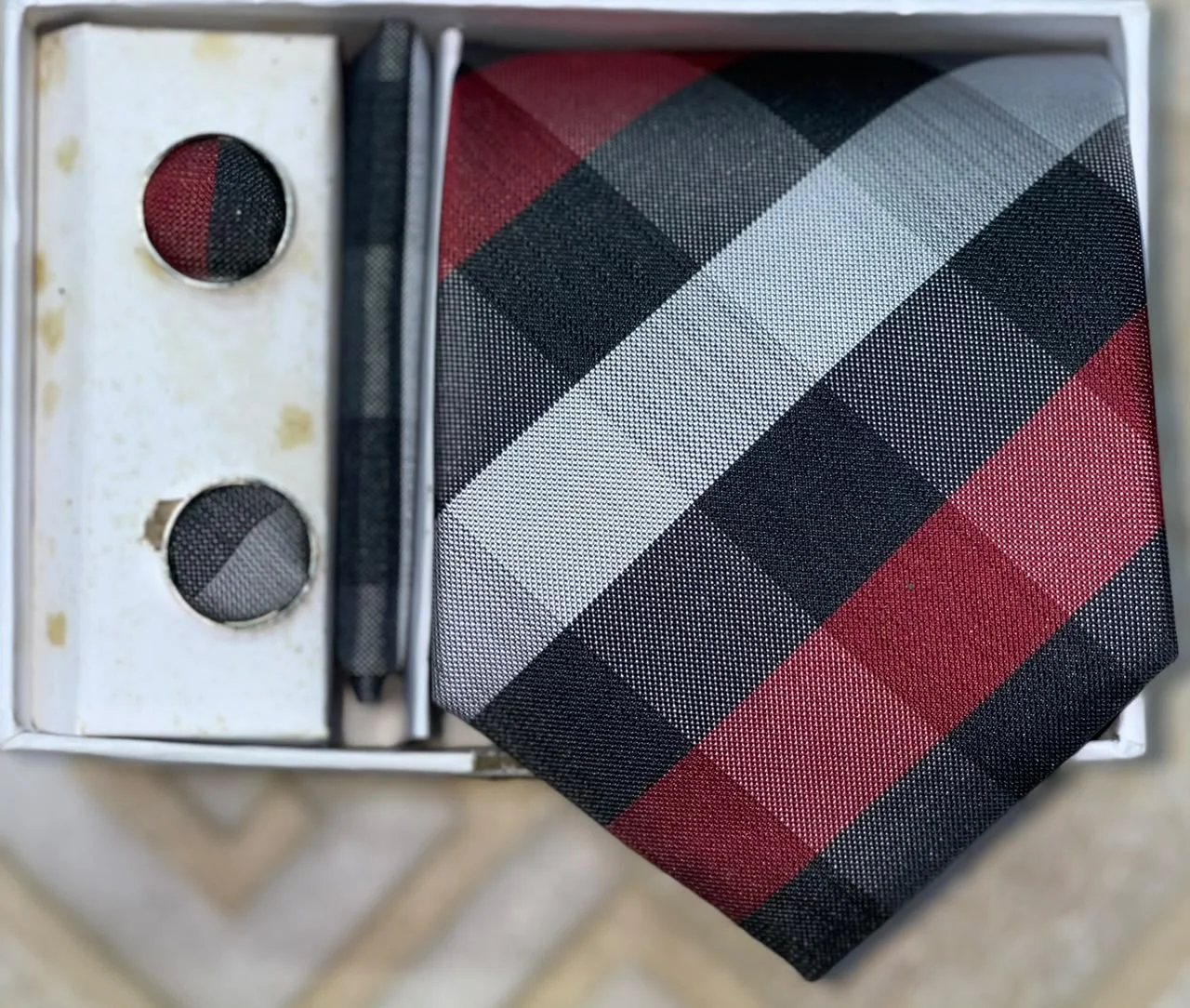 Coffret Accessoires Homme — (Cravate, Pochette & Boutons de Manchette)