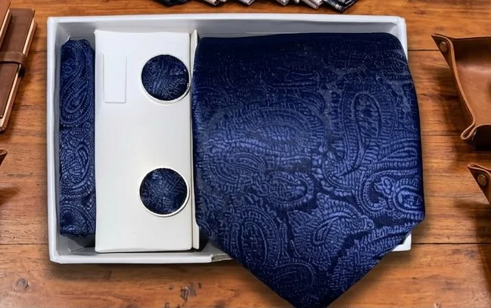Coffret Accessoires Homme — (Cravate, Pochette & Boutons de Manchette)