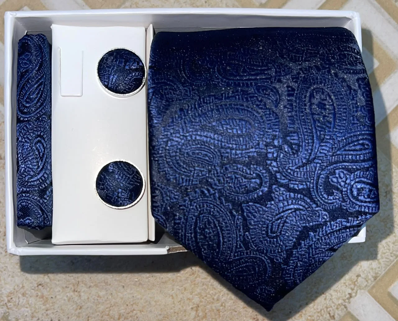 Coffret Accessoires Homme — (Cravate, Pochette & Boutons de Manchette)