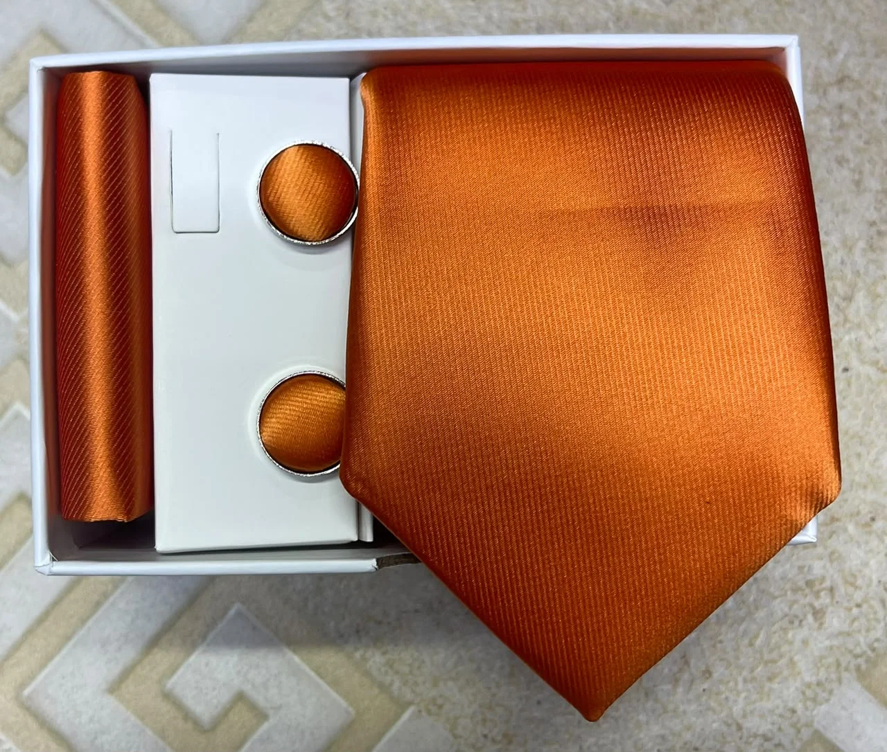 Coffret Accessoires Homme — (Cravate, Pochette & Boutons de Manchette)