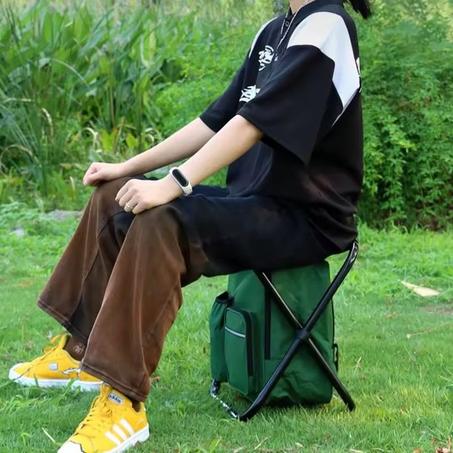 كرسي التخييم الذكي لي فيه كلشي… الراحة، التبريد، وسهولة النقل!