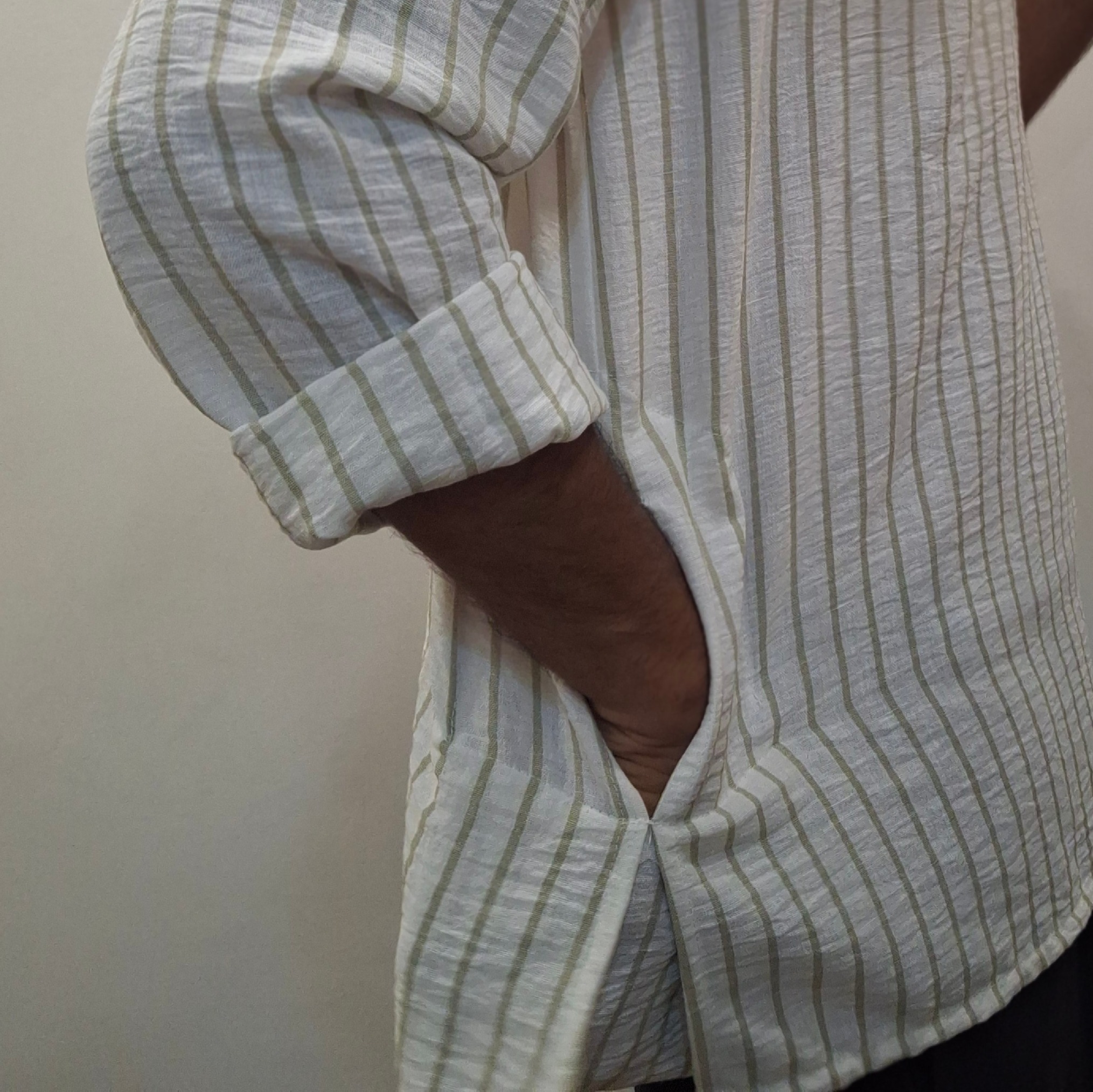 Chemise en lin décontracté à manches longues, à rayures et demi-boutonnées.