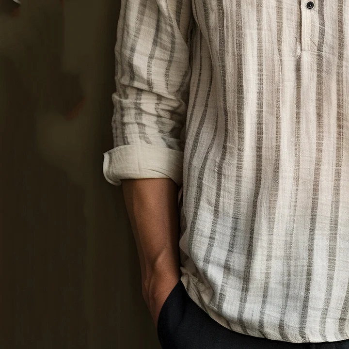 Chemise en lin décontracté à manches longues, à rayures et demi-boutonnées.