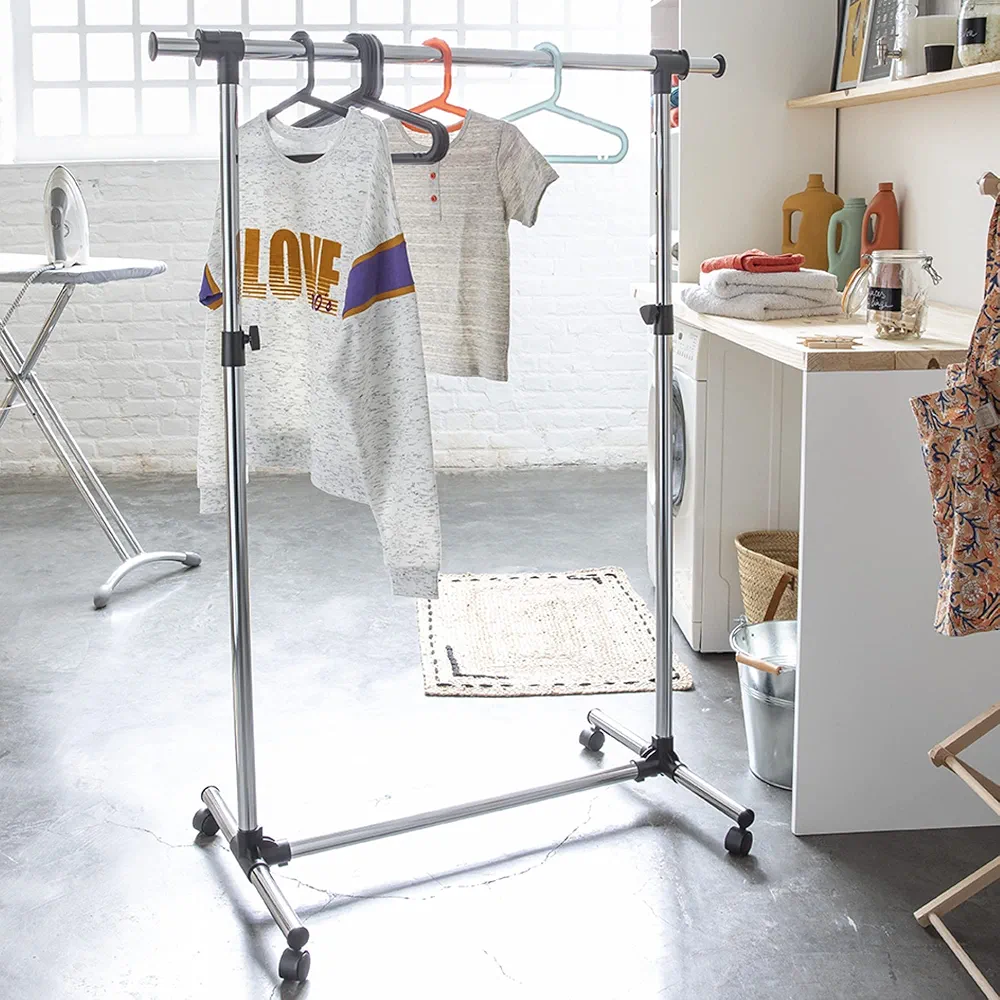 علاقة ملابس إينوكس بعجلات