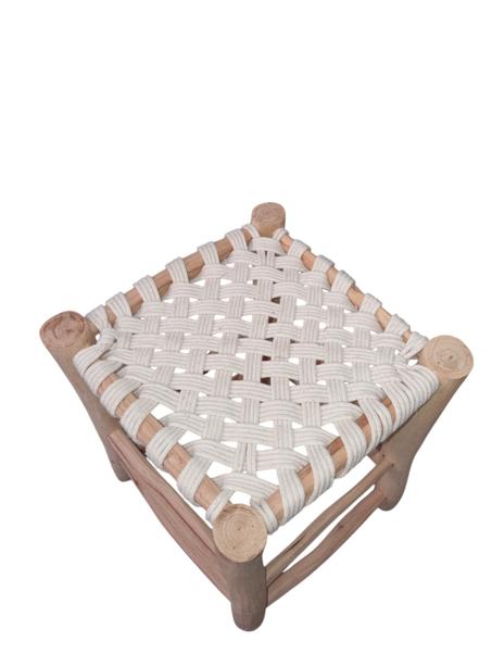 كرسي مغربي تقليدي بخيوط الكوردا البيضاء - تصميم يدوي بنقاء طبيعي