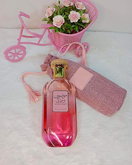 عطر موصوف وردي من شركة ارض الزعفران