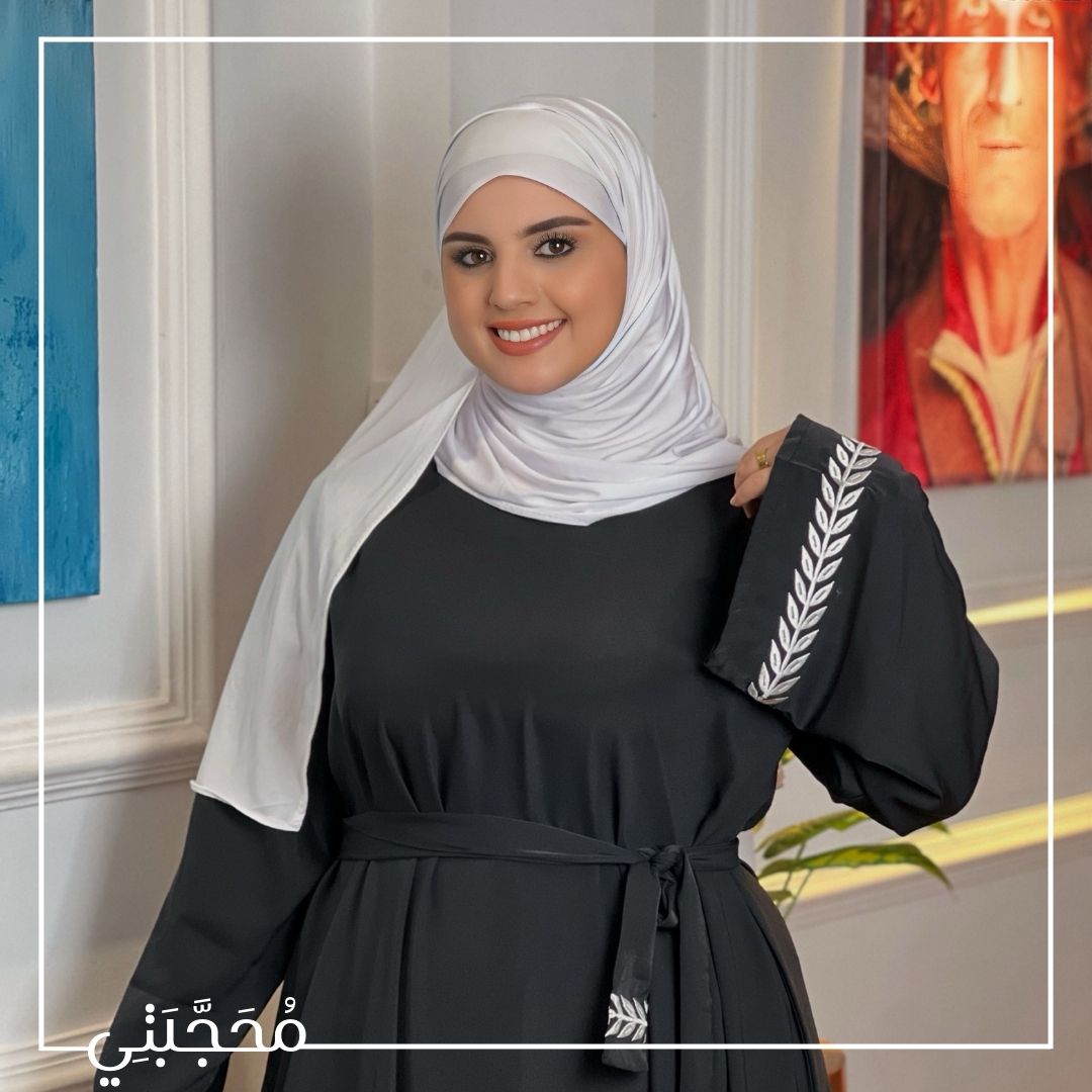 كسوة مطرزة بحزام: لمسة عصرية و إطلالة أنيقة