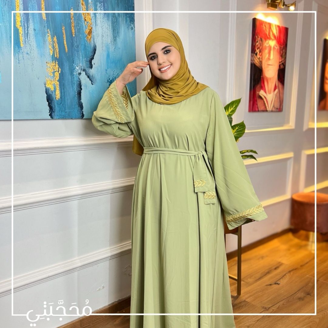 كسوة مطرزة بحزام: لمسة عصرية و إطلالة أنيقة