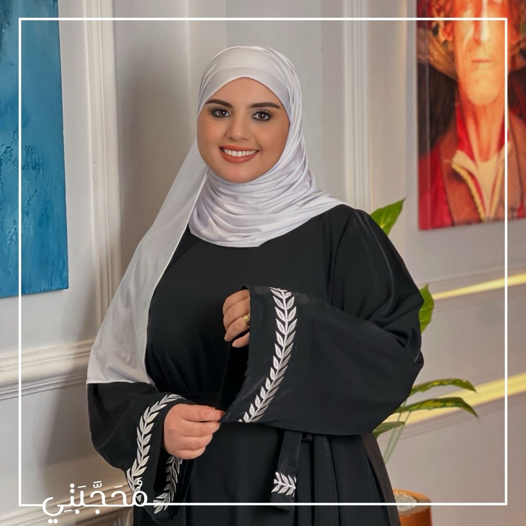 كسوة مطرزة بحزام: لمسة عصرية و إطلالة أنيقة