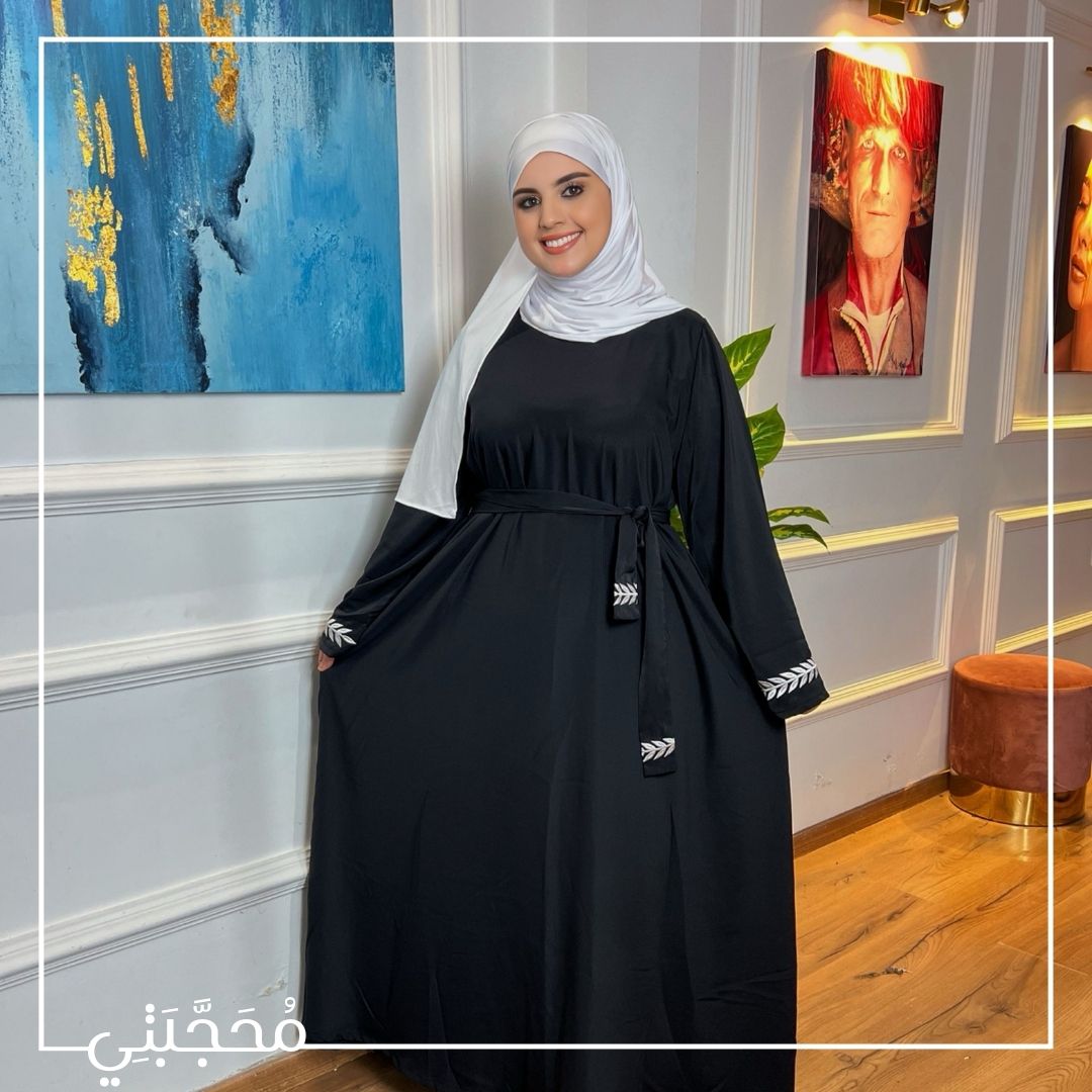 كسوة مطرزة بحزام: لمسة عصرية و إطلالة أنيقة