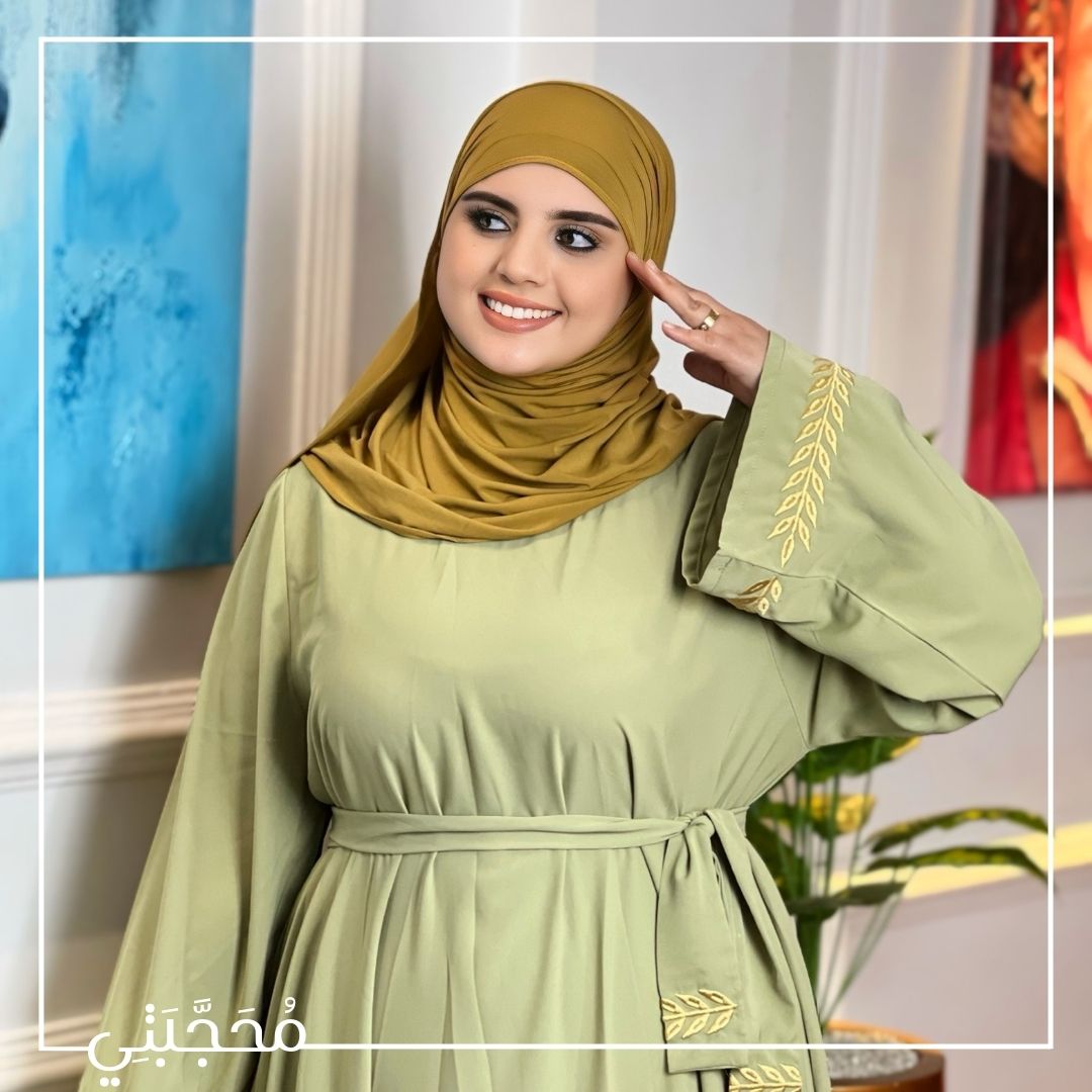 كسوة مطرزة بحزام: لمسة عصرية و إطلالة أنيقة