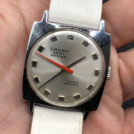 ساعة كوني أصلية