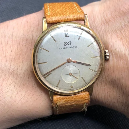 ساعة سويسرية قديمة