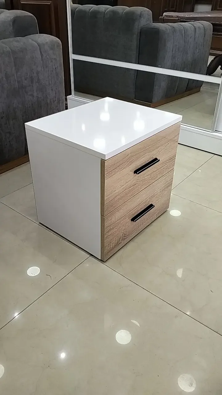 طاولة جانبية عصرية بمجريين