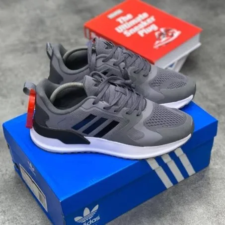 حذاء رياضي Adidas