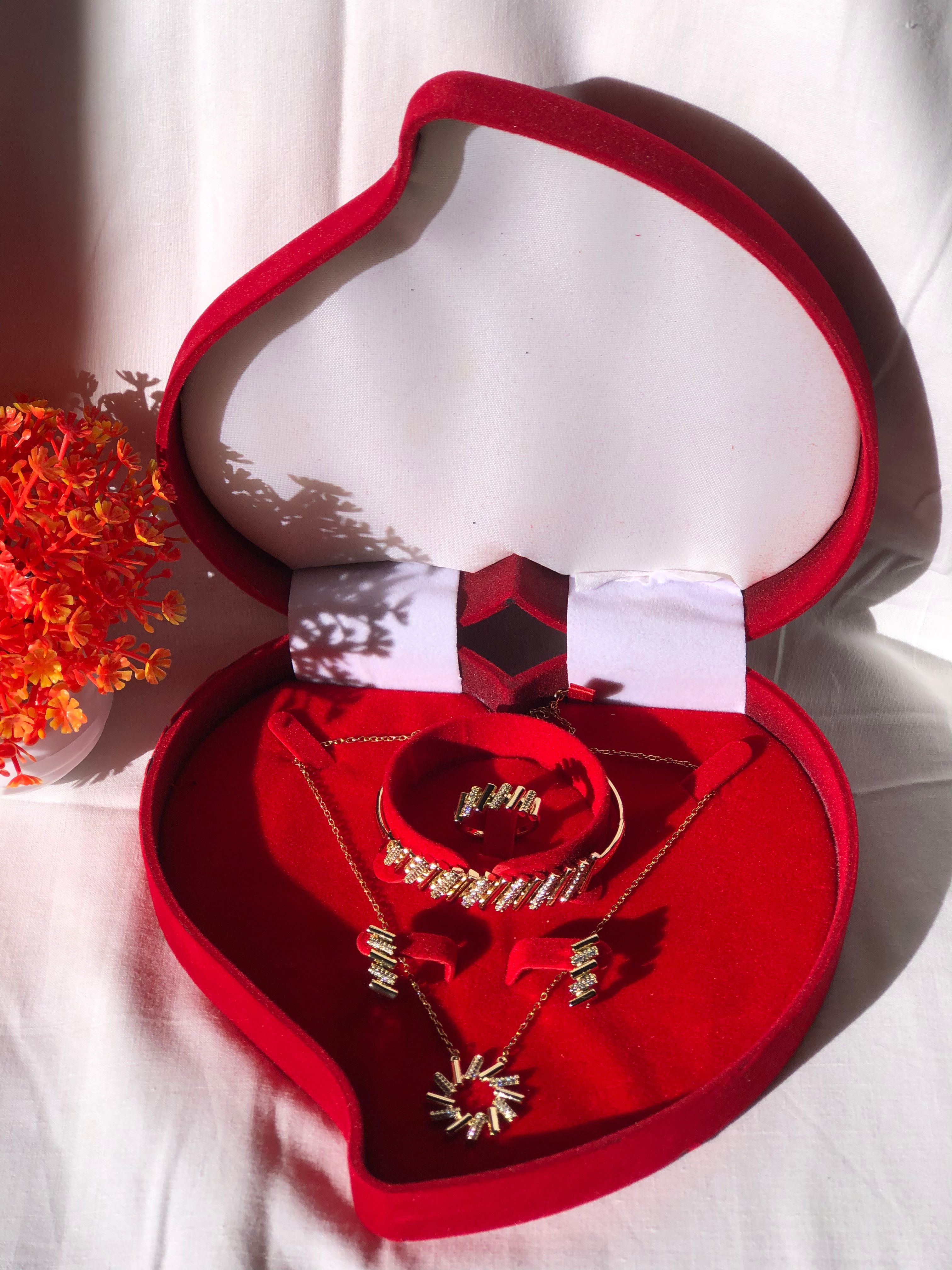 أونصومبل ديزاين عصري… فخامة ذهبية كتشدّ العين من بعيد