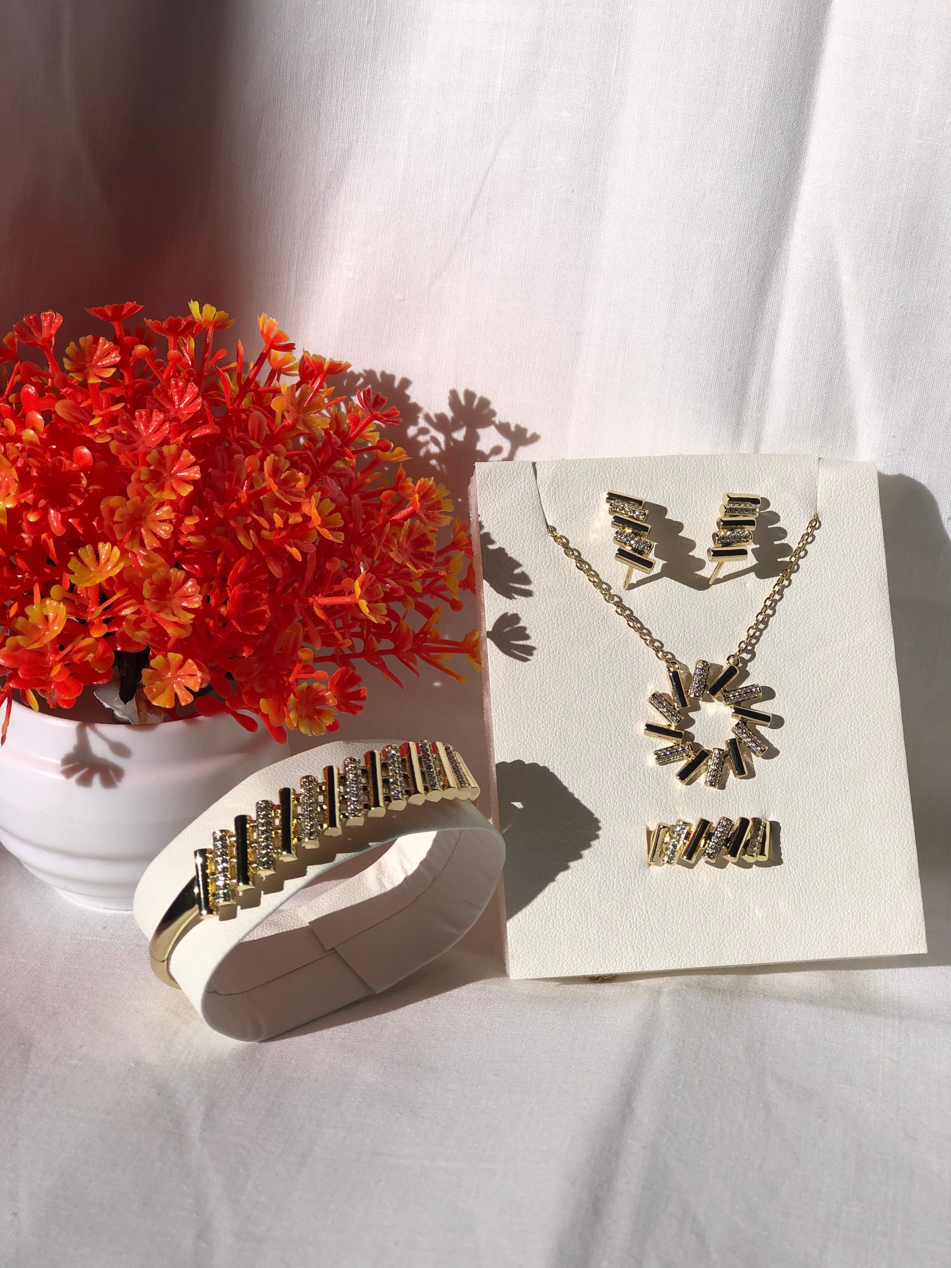 أونصومبل ديزاين عصري… فخامة ذهبية كتشدّ العين من بعيد