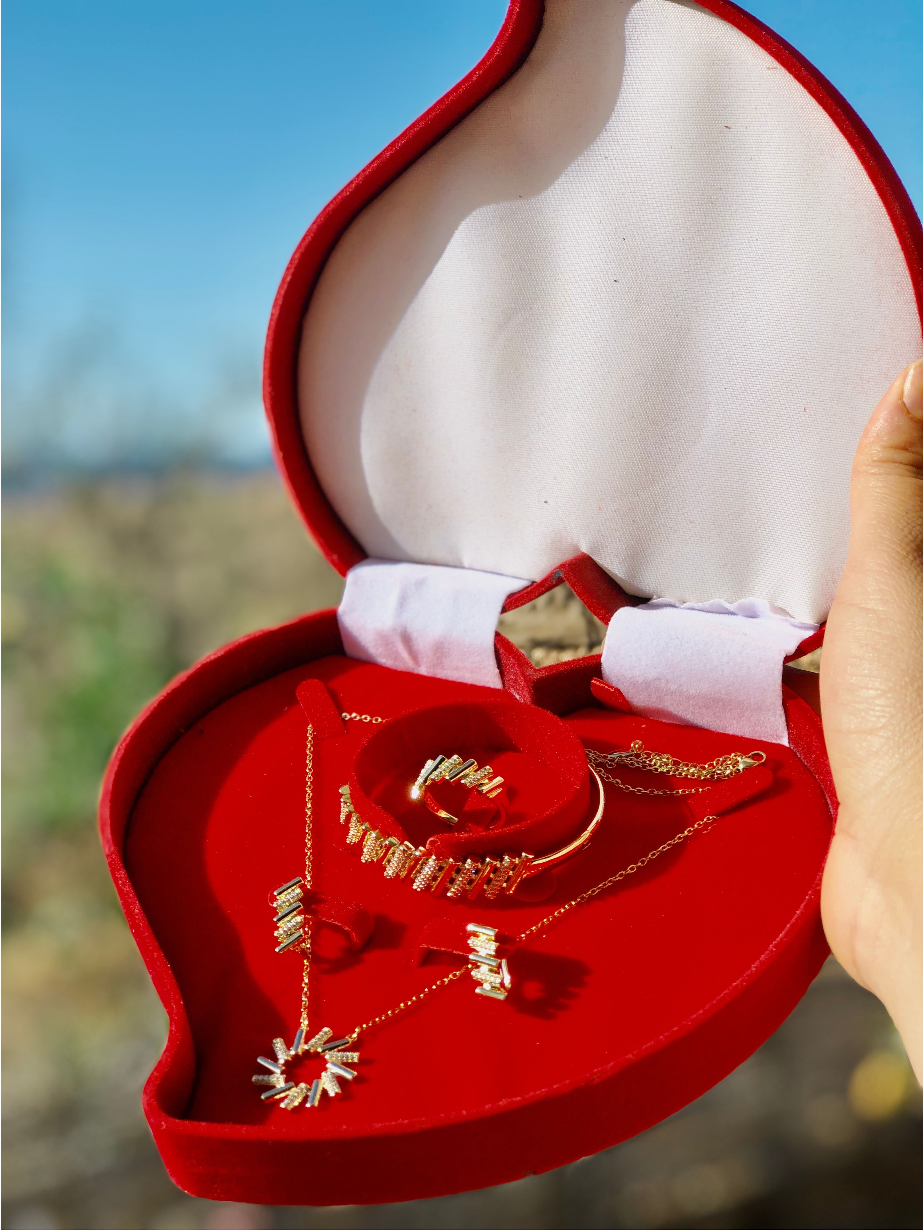 أونصومبل ديزاين عصري… فخامة ذهبية كتشدّ العين من بعيد