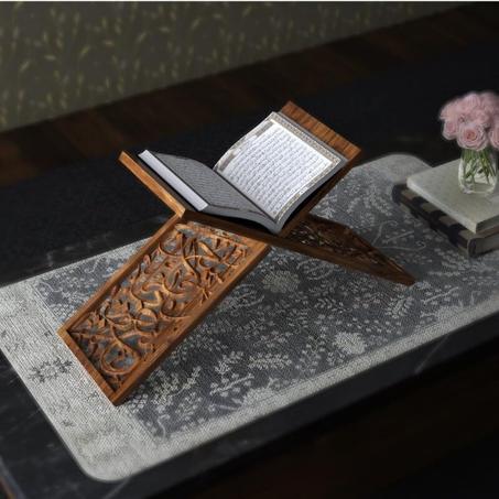 حامل كتب القرآن الكريم