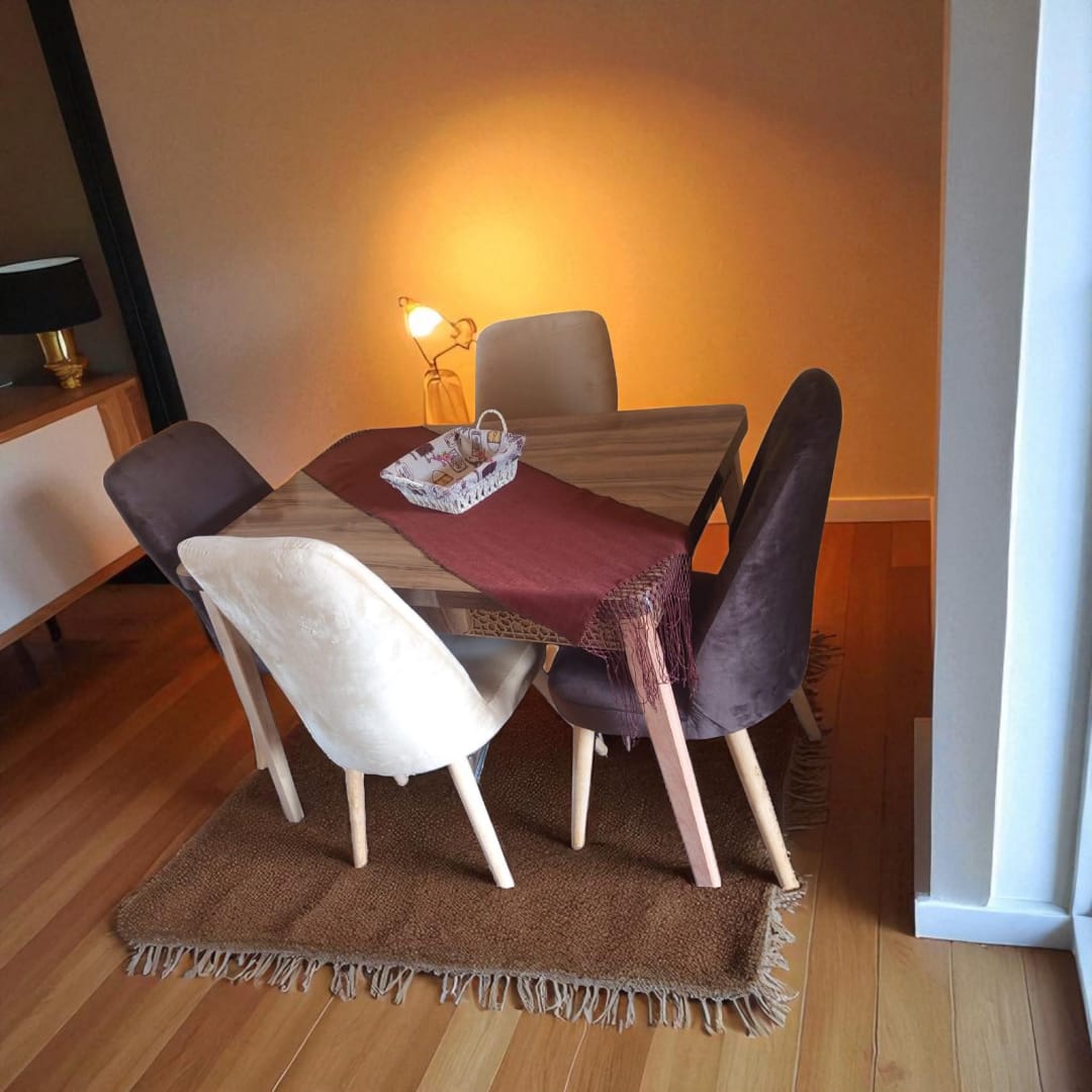 طاولة طعام فخمة مع 4 كراسي