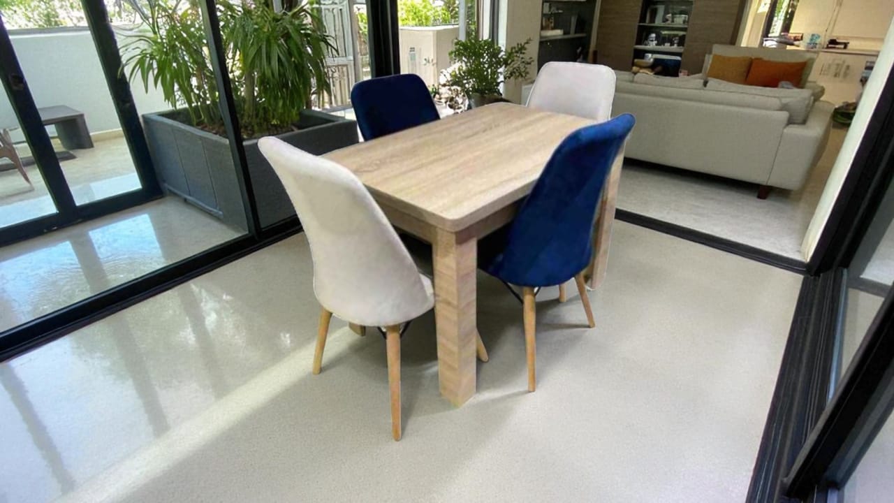 طاولة الطعام فخمة مع اربع كراسي