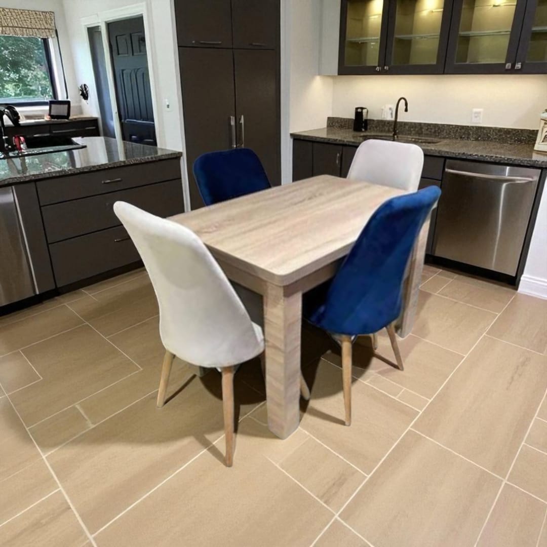 طاولة الطعام فخمة مع اربع كراسي