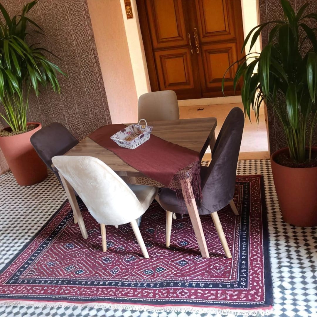 طاولة طعام فخمة مع 4 كراسي