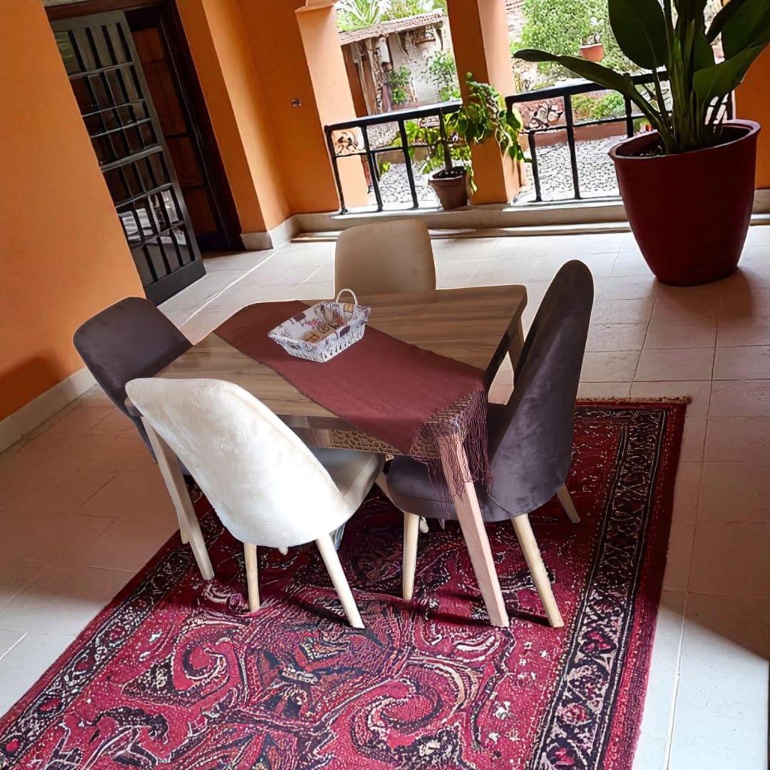 طاولة طعام فخمة مع 4 كراسي