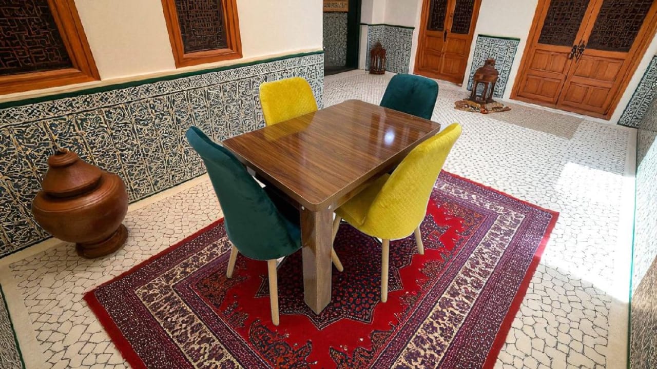 طاولة طعام فاخرة مع 4 كراسي