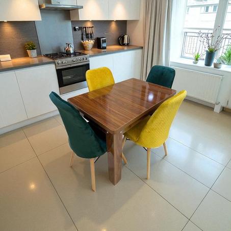 طاولة طعام فاخرة مع 4 كراسي