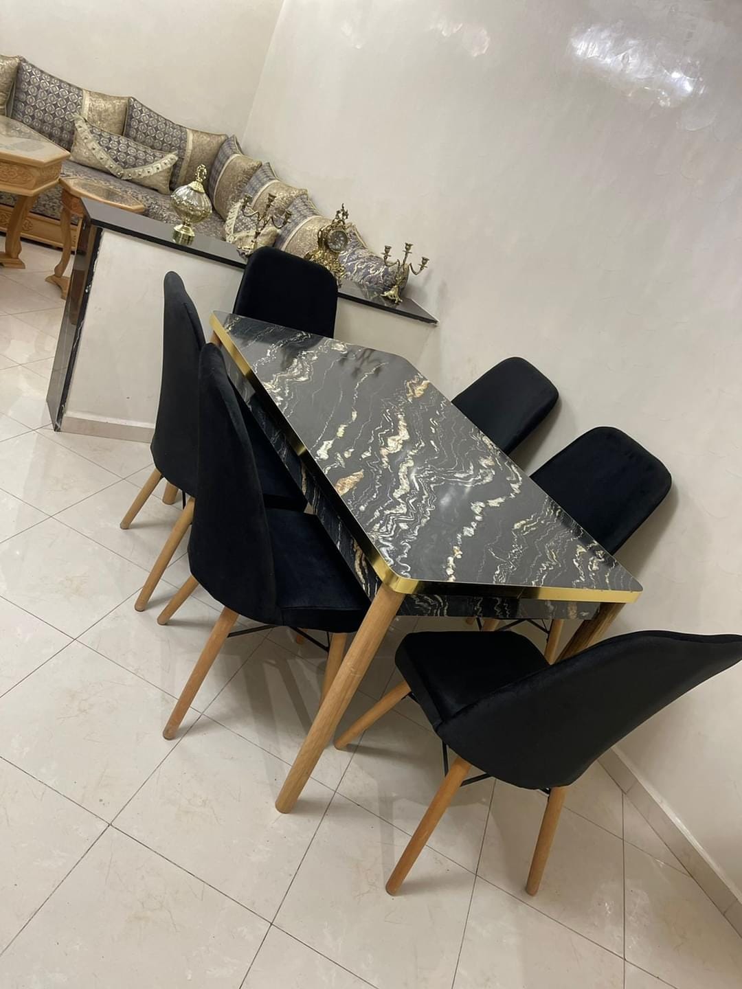 طاولة الجوهرة السوداء مع  6 كراسي