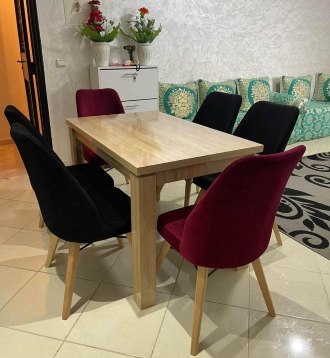 طاولة عصرية مع 6 كراسي مريحة