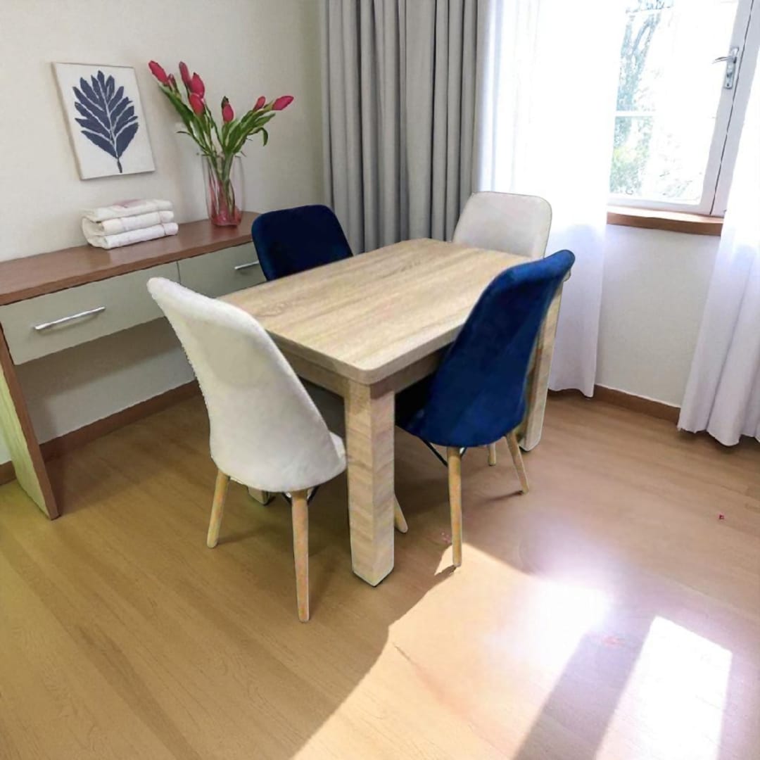 طاولة الطعام فخمة مع اربع كراسي