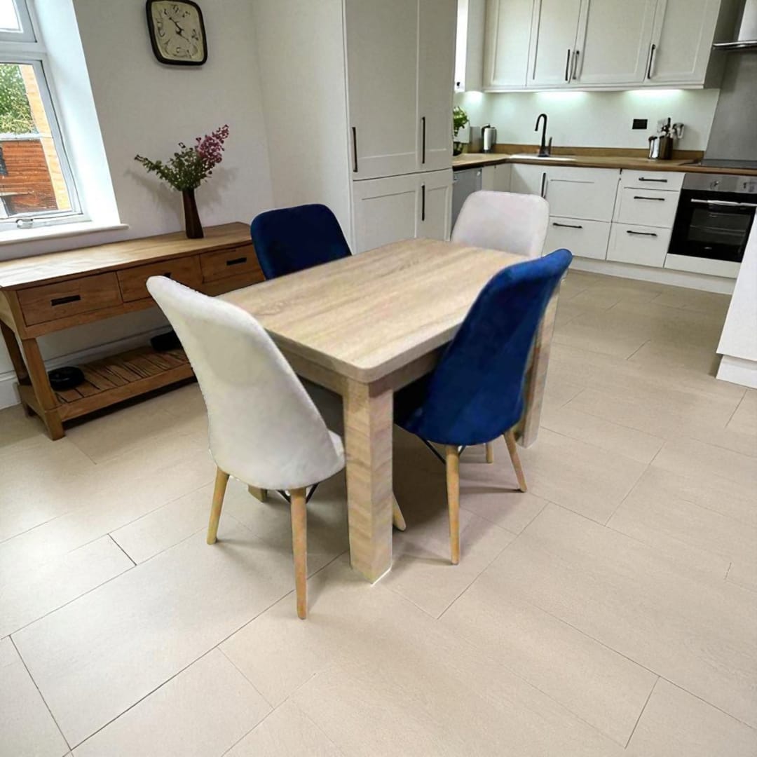 طاولة الطعام فخمة مع اربع كراسي